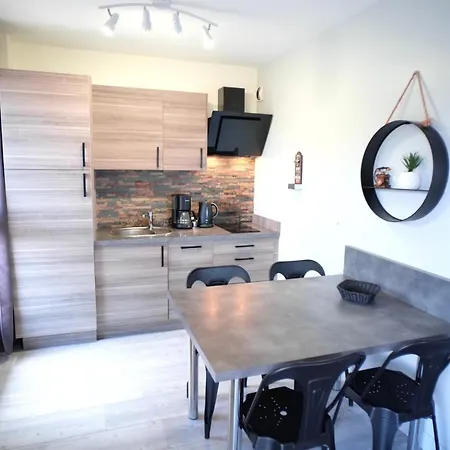 Le Way, Style Seconde Guerre Et Terrasse