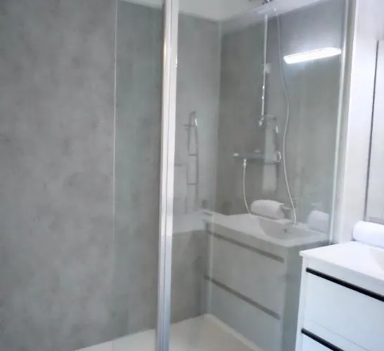 Le Way, Style Seconde Guerre Et Terrasse *